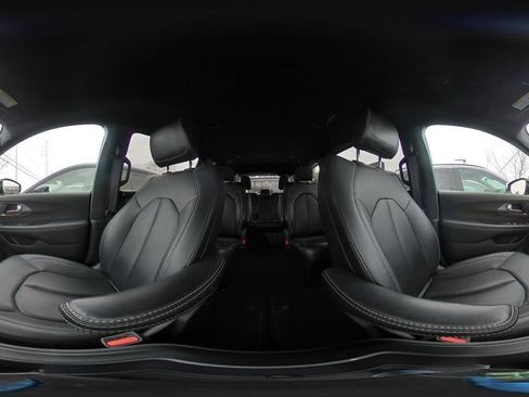 Used 2025 Chrysler Pacifica Select image 40