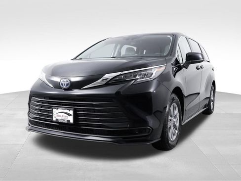 Used 2023 Toyota Sienna LE AWD/4WD image 3