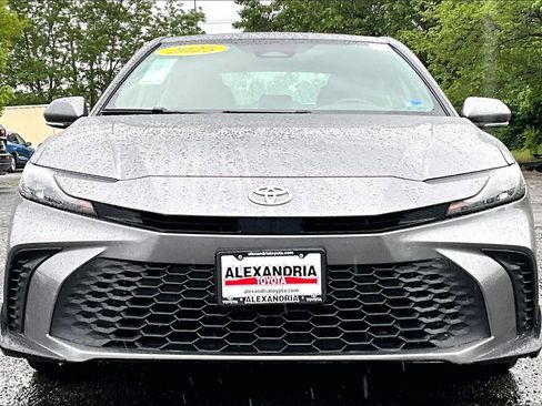 Used 2025 Toyota Camry SE FWD image 3