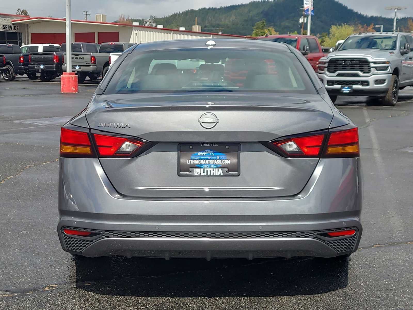 Used 2025 Nissan Altima 2.5 SV FWD image 13
