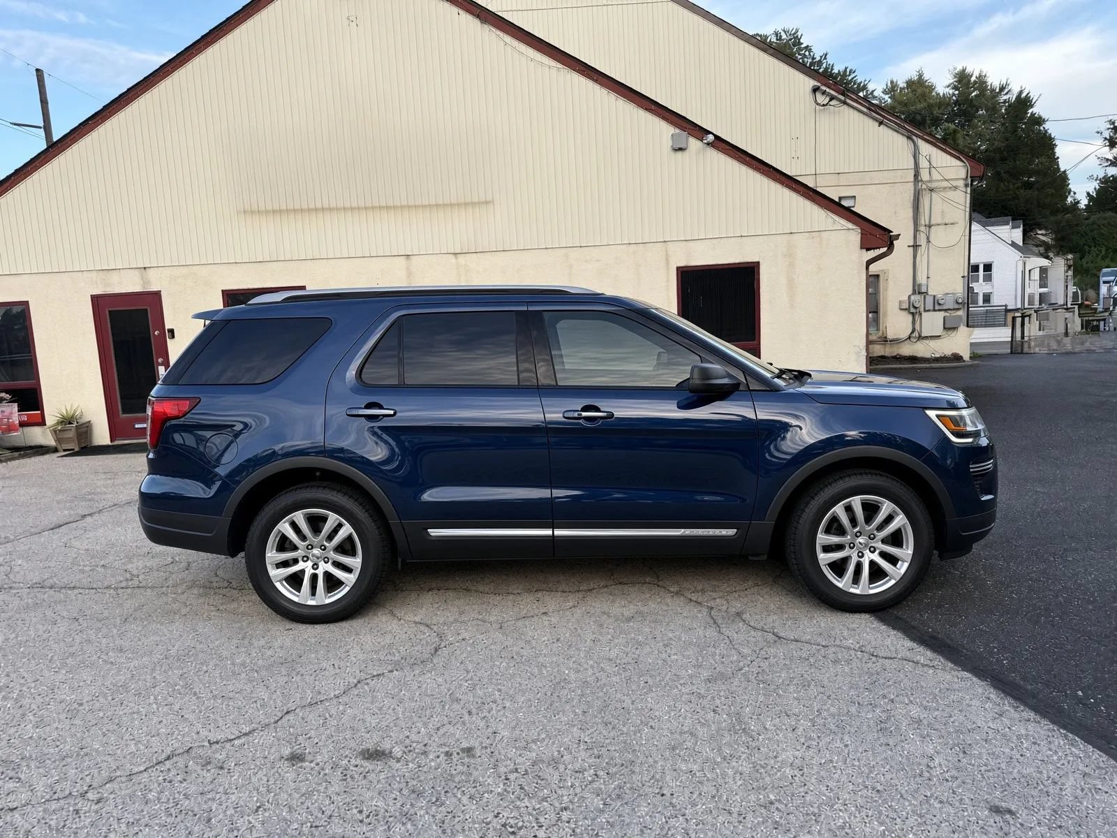 Used 2018 Ford Explorer XLT AWD/4WD image 4