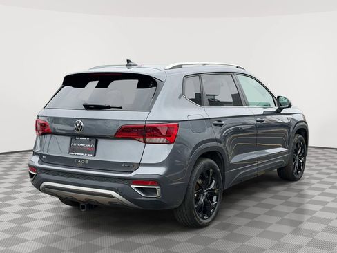 Used 2022 Volkswagen Taos SE w/ Panoramic Sunroof Package FWD image 3