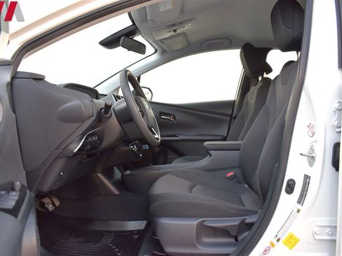 Used 2021 Toyota Prius LE image 10