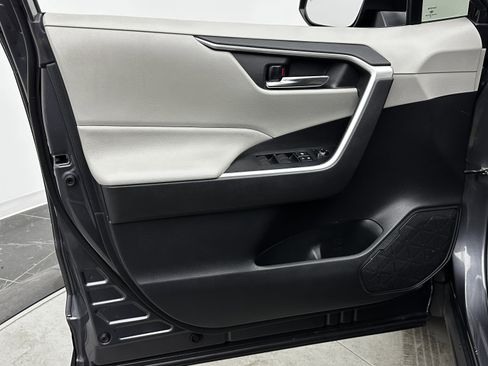 Used 2020 Toyota RAV4 XLE w/ Convenience Package image 11