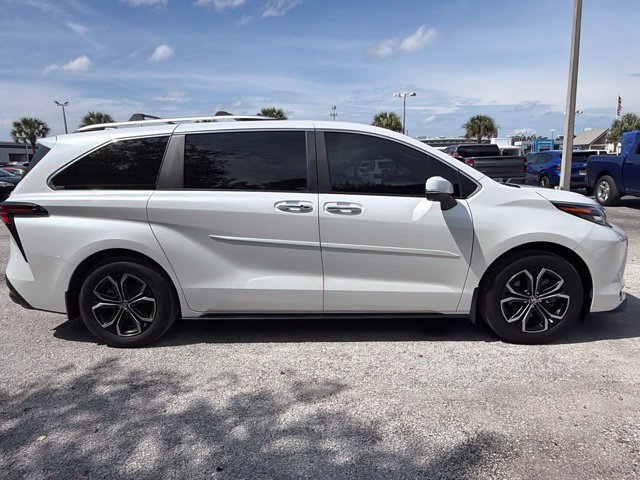 Used 2025 Toyota Sienna Platinum AWD/4WD image 4