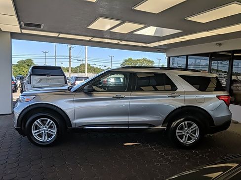 Used 2021 Ford Explorer XLT w/ Equipment Group 202A image 8