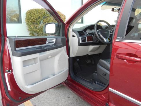 Used 2010 Chrysler Town & Country Touring Plus image 23