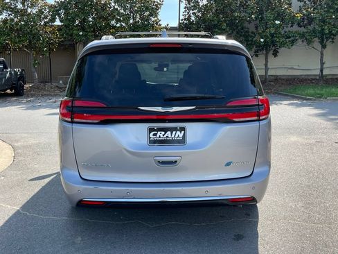 Used 2021 Chrysler Pacifica Touring-L FWD image 6
