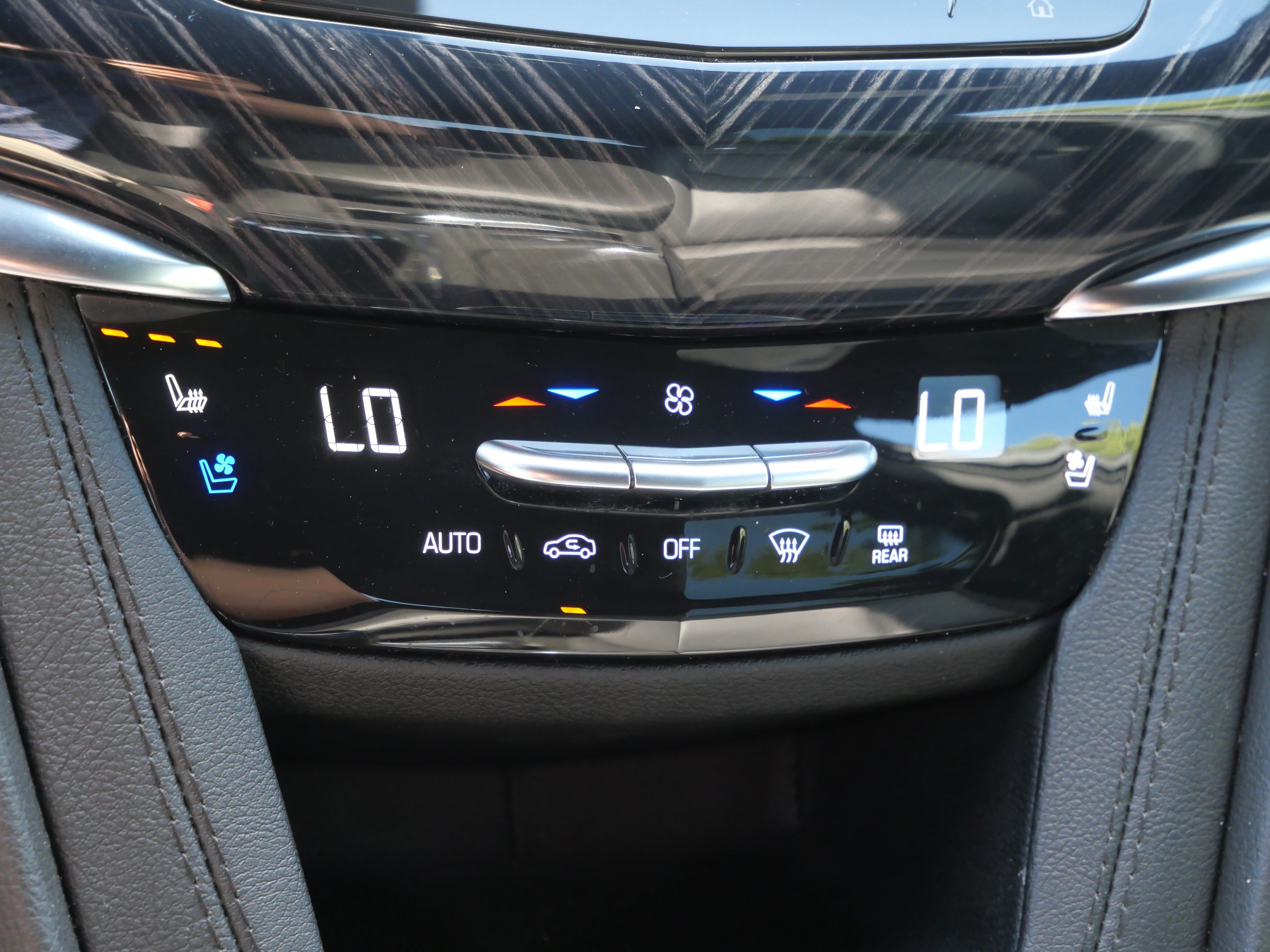 Certified 2024 Cadillac XT6 Premium Luxury w/ Technology Package AWD/4WD image 21