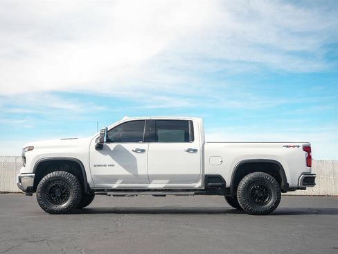 Used 2024 Chevrolet Silverado 2500 LTZ AWD/4WD image 3