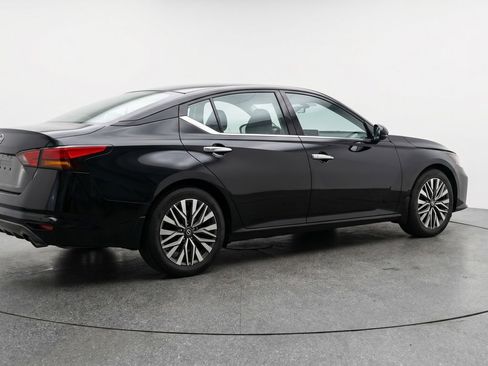 Used 2025 Nissan Altima 2.5 SV FWD image 9