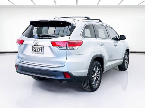 Used 2017 Toyota Highlander XLE w/ Carpet Mat Package image 4