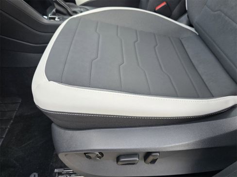 New 2026 Volkswagen Taos SE image 17