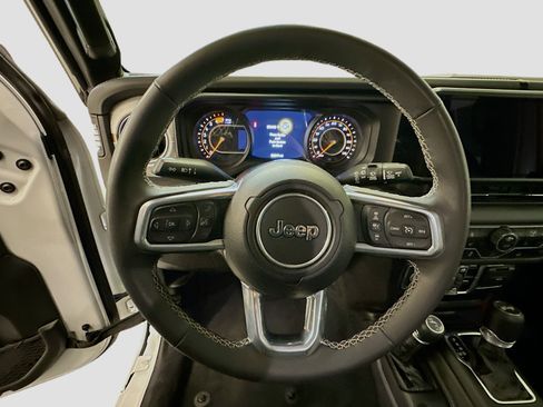 Used 2025 Jeep Wrangler Sahara image 18