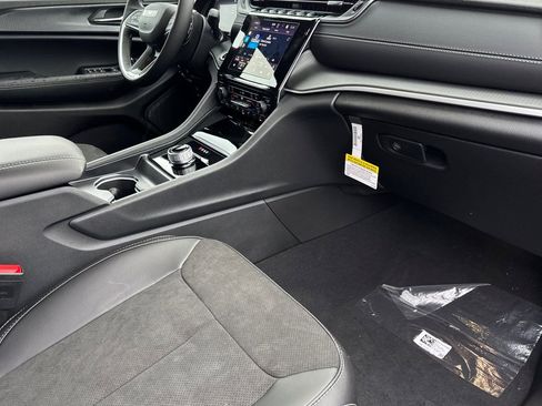 New 2025 Jeep Grand Cherokee Altitude AWD/4WD image 15