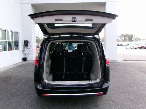 Used 2024 Chrysler Pacifica Touring-L image 21