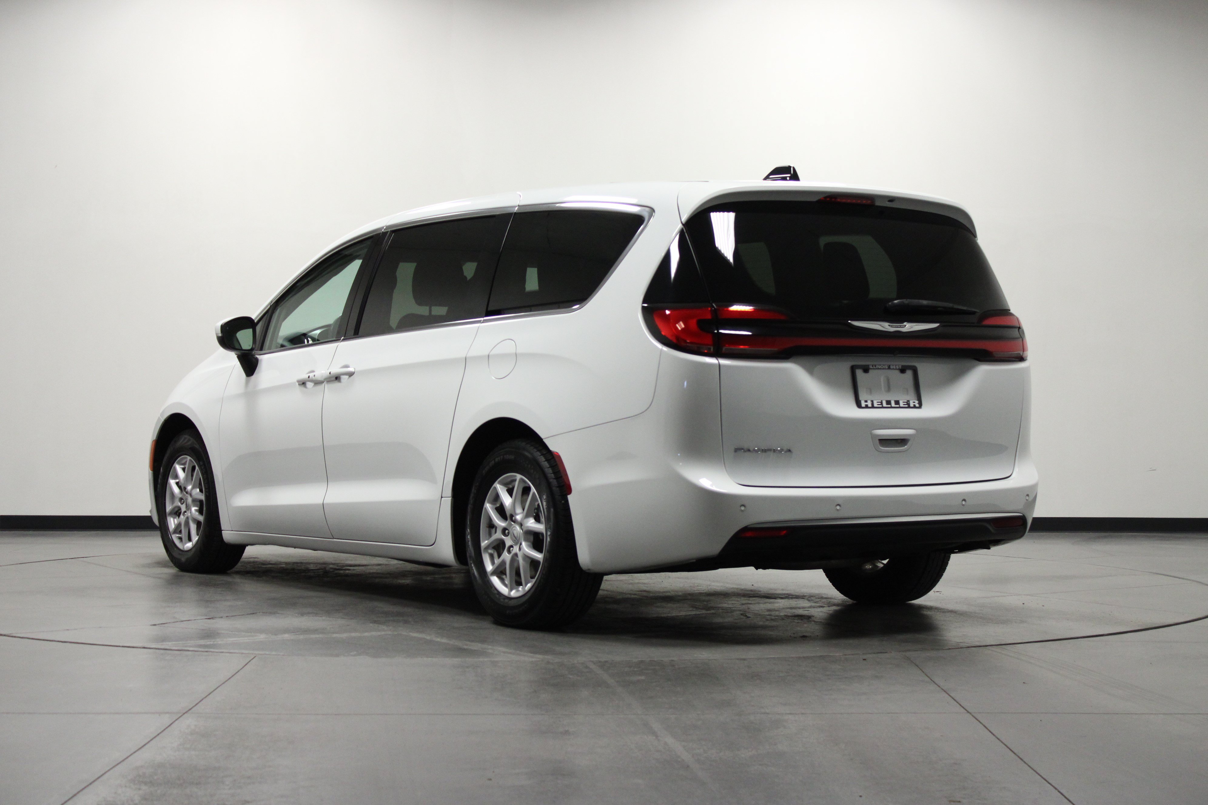 Used 2023 Chrysler Pacifica Touring-L FWD image 6