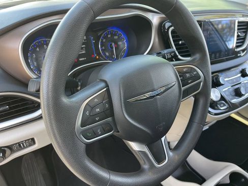 Used 2017 Chrysler Pacifica Touring FWD image 22