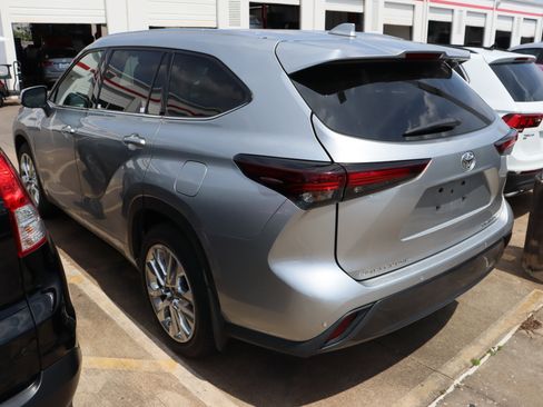 Used 2024 Toyota Highlander Limited AWD/4WD image 7