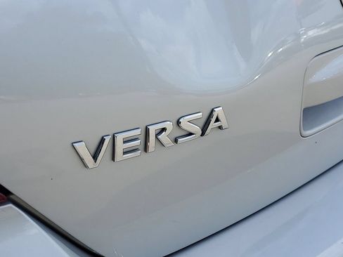 Used 2010 Nissan Versa Hatchback w/ Premium Pkg FWD image 6