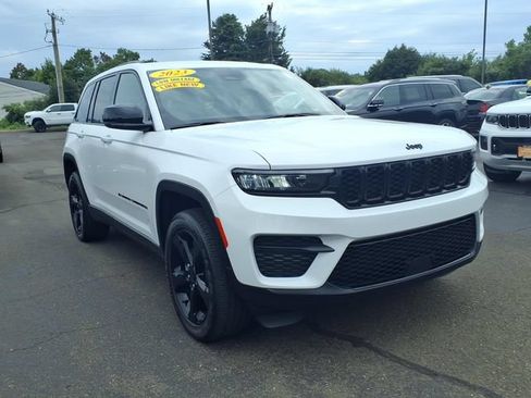 Certified 2023 Jeep Grand Cherokee Altitude AWD/4WD image 3