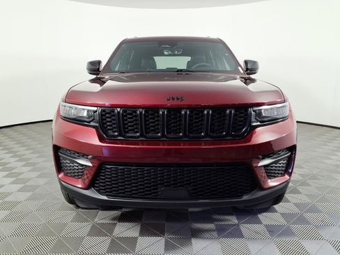 Used 2025 Jeep Grand Cherokee Altitude RWD image 2