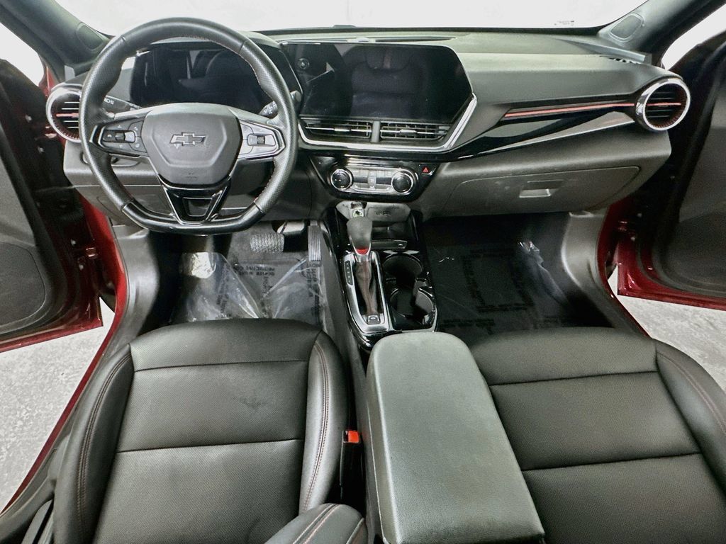 Used 2025 Chevrolet Trax RS w/ Sunroof Package FWD image 18