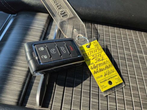 Used 2024 Jeep Wagoneer Series II w/ Flexible Seating Group image 35