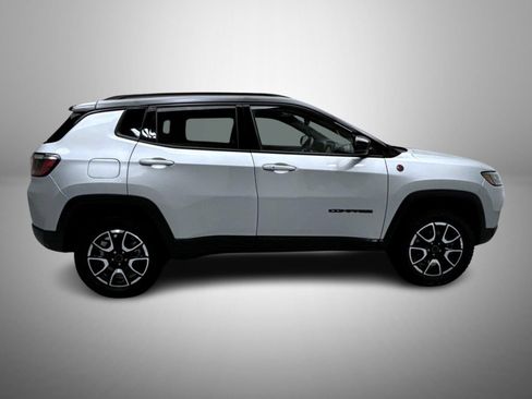 Used 2025 Jeep Compass Trailhawk AWD/4WD image 4