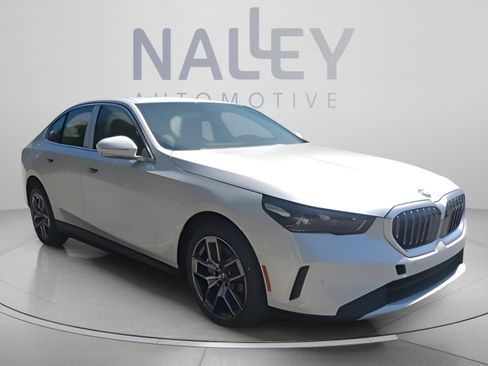 Used 2025 BMW i5 eDrive40i w/ Premium Package RWD image 5