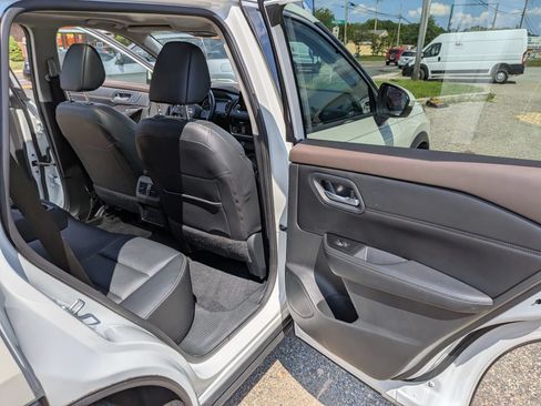 Used 2023 Nissan Rogue SL AWD/4WD image 38