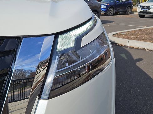 Certified 2022 Nissan Pathfinder Platinum w/ Cargo Package image 9