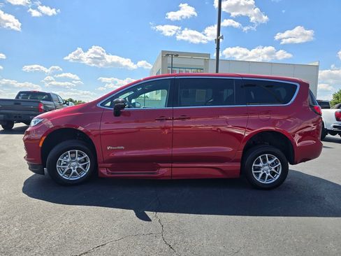 Used 2026 Chrysler Pacifica Select FWD image 5