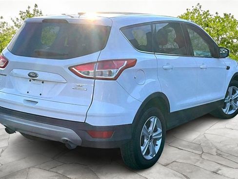 Used 2015 Ford Escape SE image 2