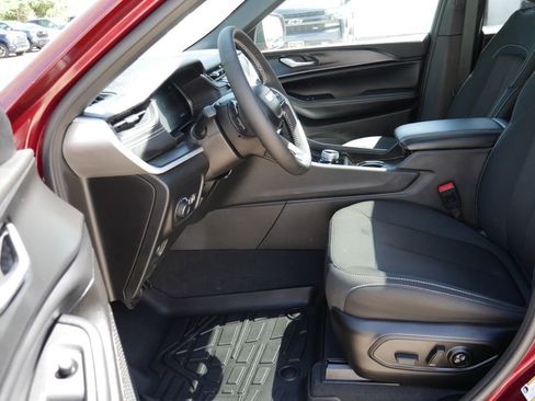 Used 2025 Jeep Grand Cherokee Laredo X w/ Luxury Tech Group I AWD/4WD image 8