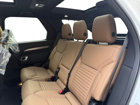 New 2026 Land Rover Discovery Dynamic SE AWD/4WD image 17