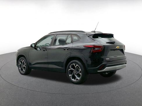 Used 2025 Chevrolet Trax LT FWD image 7
