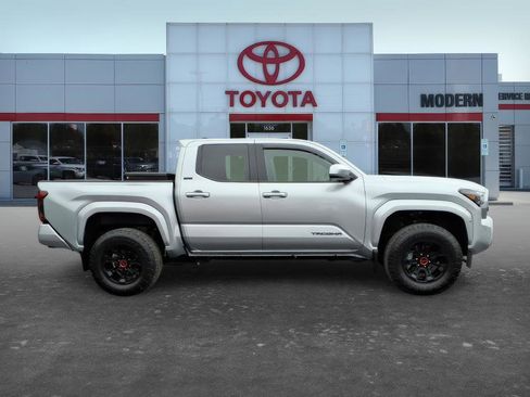 Certified 2024 Toyota Tacoma SR5 AWD/4WD image 7