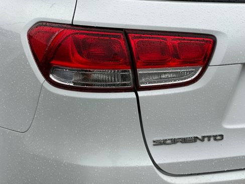 Used 2017 Kia Sorento LX image 25