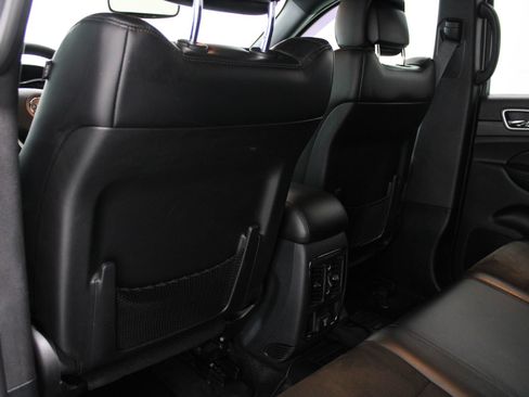Used 2019 Jeep Grand Cherokee Altitude AWD/4WD image 16