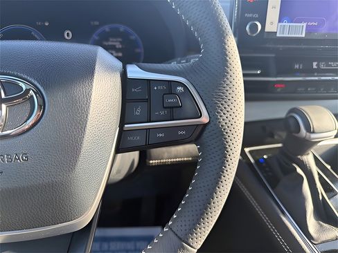 Used 2025 Toyota Sienna LE image 32
