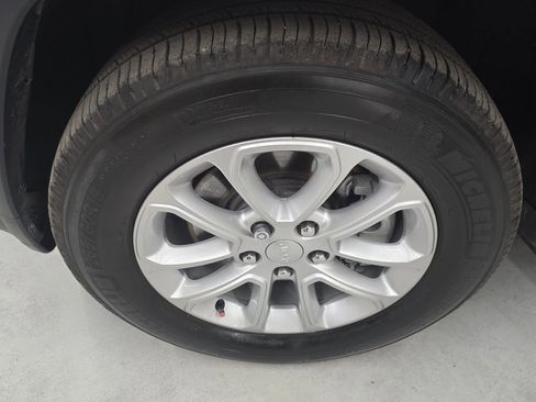 Certified 2022 Jeep Grand Cherokee Laredo X image 9