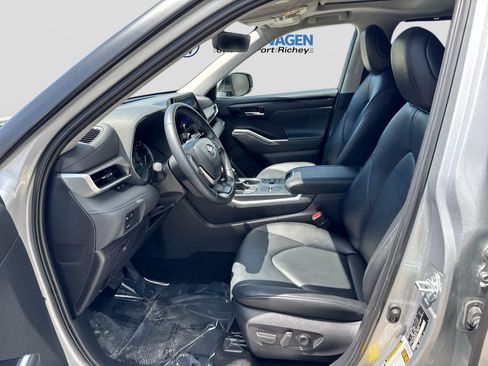 Used 2025 Toyota Highlander XLE FWD image 23