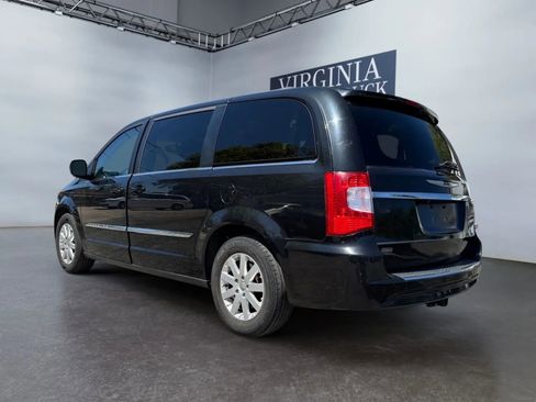 Used 2014 Chrysler Town & Country Touring image 5