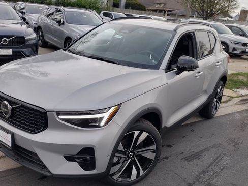 New 2025 Volvo XC40 B5 Ultra w/ Climate Package image 2