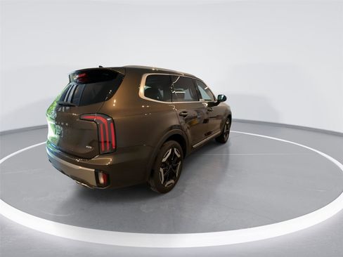 Used 2024 Kia Telluride EX w/ EX Captain's Chair Package AWD/4WD image 8