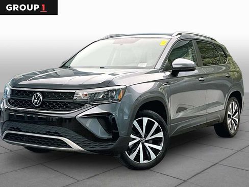 Used 2022 Volkswagen Taos SE FWD image 1