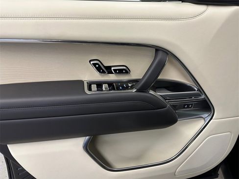 Used 2024 Land Rover Range Rover Long Wheelbase SE image 16