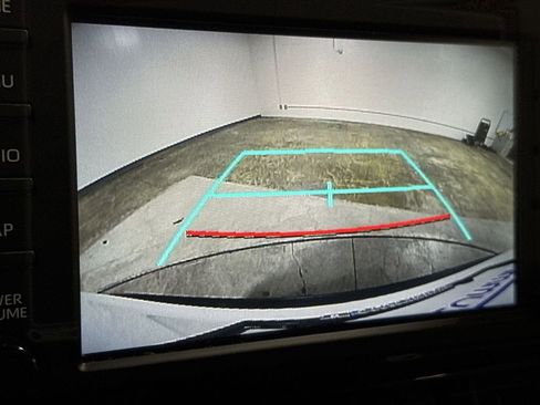 Used 2019 Toyota RAV4 LE FWD image 15