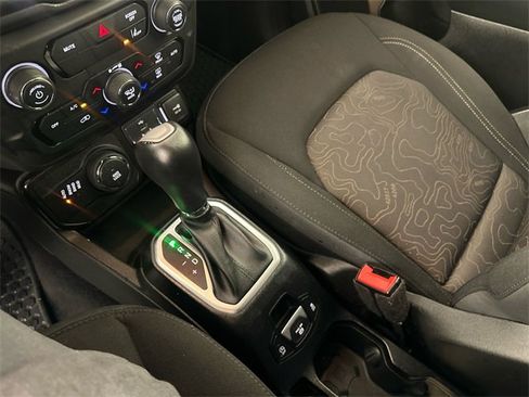 Certified 2023 Jeep Renegade Latitude image 28